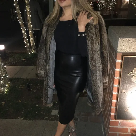 Luxurious Brown Fur Coat - 100% Raccoon Fur - Picture 9 of 15